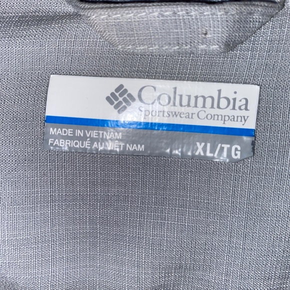 Gray Columbia Button Down SS Shirt in Great Condition - Picture 2 of 4